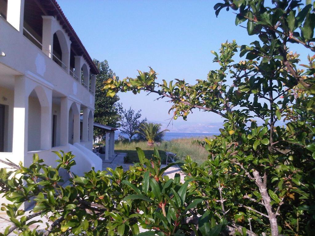 Virginia'S Beachfront Apartments Kávos Exterior foto